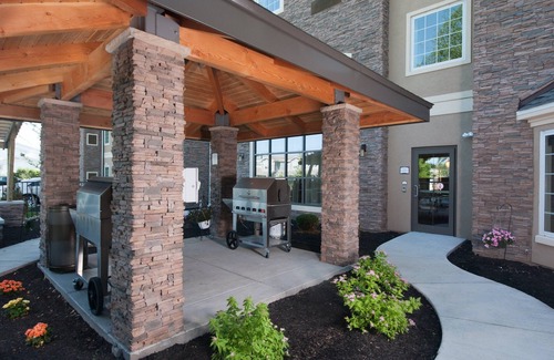 Amherst Appartement | 20 Minutes from Niagara Falls! Pool & Hot Tub.
