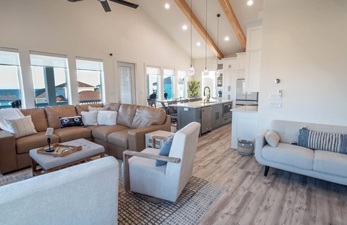 Crystal Beach Maison | 200 Steps to Beach.6BR sleeps 21 w/Karaoke, Outdoor Bar, Games, Decks & Views