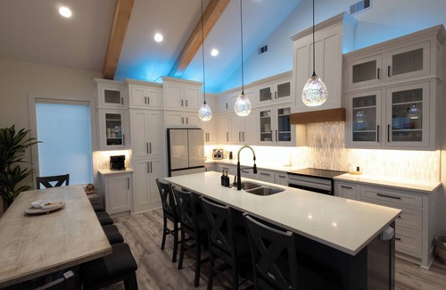 Crystal Beach Maison | 200 Steps to Beach.6BR sleeps 21 w/Karaoke, Outdoor Bar, Games, Decks & Views