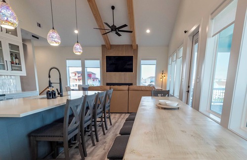 Crystal Beach Maison | 200 Steps to Beach.6BR sleeps 21 w/Karaoke, Outdoor Bar, Games, Decks & Views