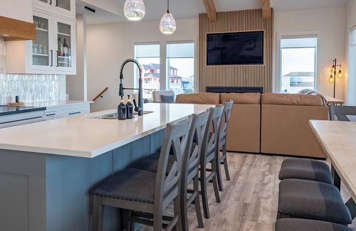 Crystal Beach Maison | 200 Steps to Beach.6BR sleeps 21 w/Karaoke, Outdoor Bar, Games, Decks & Views
