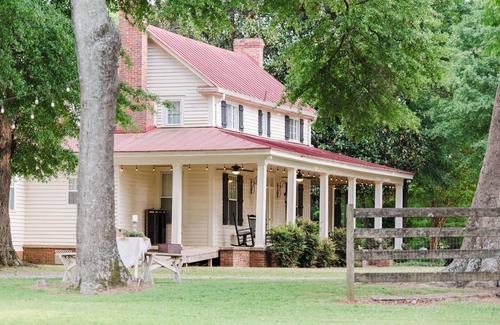 Millbrook Cabine | 200 yr old Manor. Close to RTJ! Beautiful property with million dollar views.