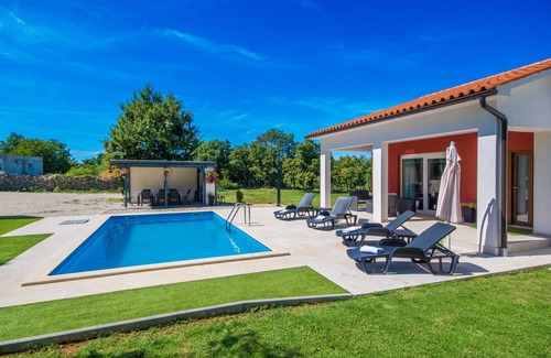 Cukrici Villa | 2000 mètres carrés de jardin privé et sécurisé, une vraie tranquillité et à seulement 15 km de la mer