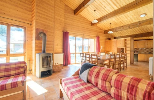 Lanslevillard Appartement | 200m du centre station, piscine, sauna, hammam, balcon, cheminée ou poêle à bois, parking