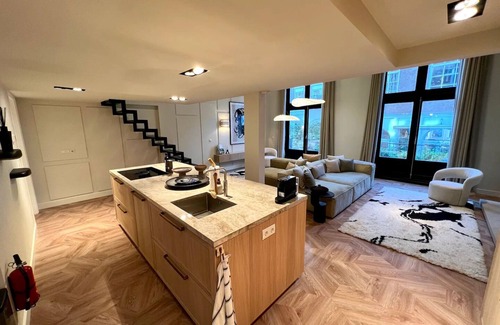 Burgwallen Nieuwe Zijde Appartement | 200SQM Amsterdam center luxury on Singel