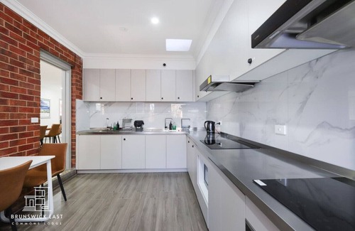 Brunswick East Appartement | 202 Cozy Queen BR w/Fast WiFi - 18 mins tram to CBD