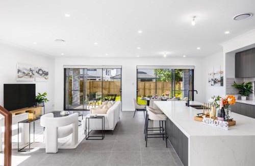 Sunnybank Hills Maison | 2024 Brand-new 5BR Comfort House in SunnybankHills