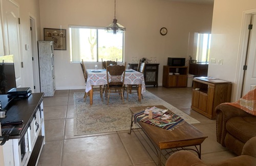 Tucson Maison | 2024 Gem Show Ready Entire Home Secure Garage Parking.
