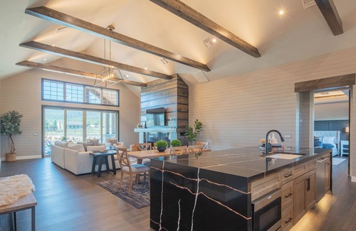 Fort Valley Maison | 2024 New Luxury Mt Home @ Base of Snowbowl w/ Hot Tub on 2 Acres