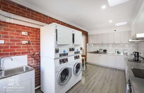Brunswick East Hôtel | 208 Luxe Queen Bedroom w/Private Ensuite Fast WiFi 24/7 Security 18 mins tram to CBD
