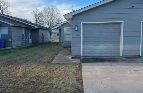 Enid Maison | 2105 Quiet 2 Bed/1 Bath Duplex,1 King and 1 Queen