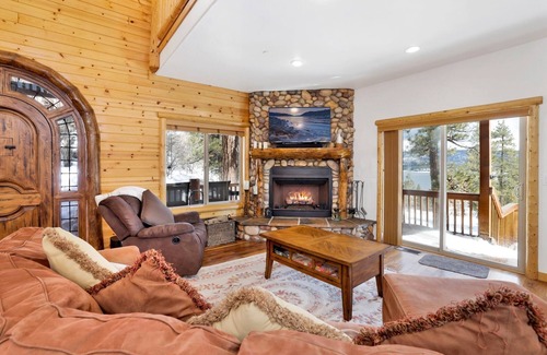 Fawnskin Cabine | 2261-cozy Lakeview Hideaway 4 Bedroom Chalet by RedAwning