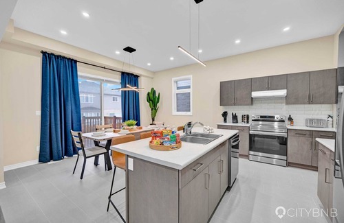 Thorold Maison | 22min drive to Niagara. Sleeps 10. 1GB. 5 Bd/4 Bth