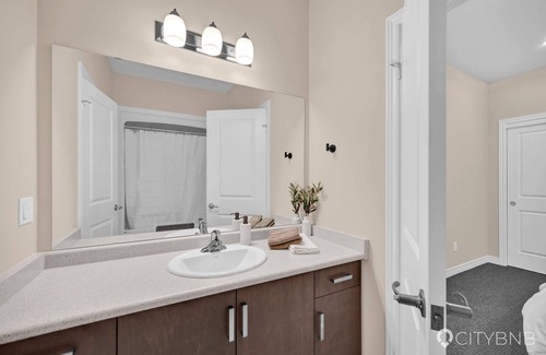 Thorold Maison | 22min drive to Niagara. Sleeps 10. 1GB. 5 Bd/4 Bth