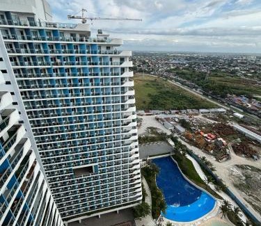 San Fernando Appartement | 22nd-Floor Spacious Studio with Sunrise & Pool Views, Hi-Speed WiFi & Working Space, Netflix, Disney, Kitchen, Wide Balcony
