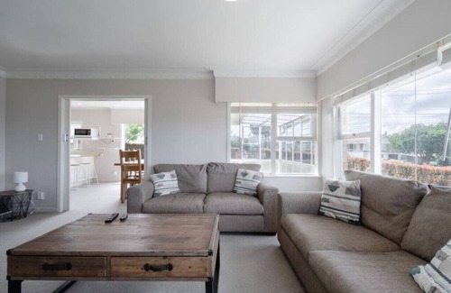 Greenlane - Ellerslie Appartement | Charming One Tree Hill House by Furnished Rentals