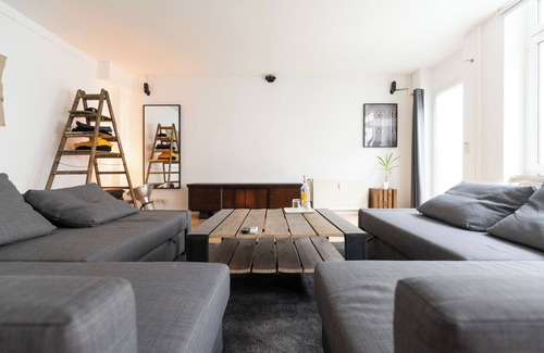 Erfurt Appartement | 230m² old building loft | winter garden with table tennis & darts space for 10 people