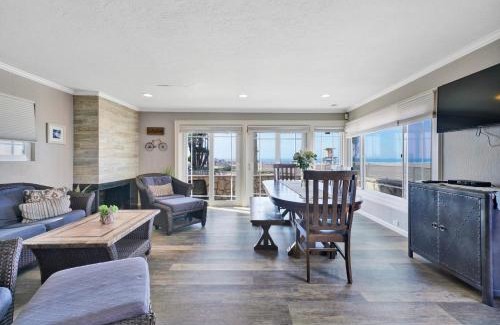 West Newport Maison | 2314 W Oceanfront A