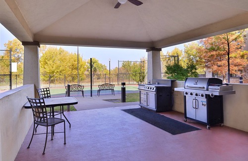 Central Oklahoma City Copropriété | 24 Hour Fitness Center | Free Breakfast + Heated Saltwater Pool + Hot Tub