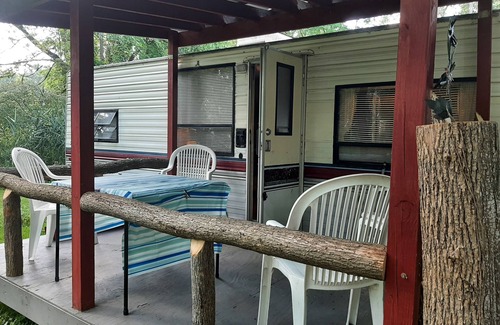 Waterloo Location De VR | Campeur 24ft au bord de l'étang