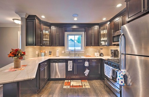Glen Cove Appartement | 25 Mi to NYC: Walkable Long Island Apt w/ Balcony
