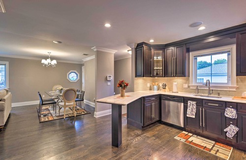 Glen Cove Appartement | 25 Mi to NYC: Walkable Long Island Apt w/ Balcony