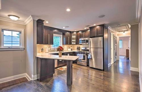 Glen Cove Appartement | 25 Mi to NYC: Walkable Long Island Apt w/ Balcony