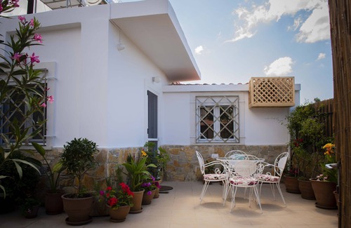 Ierapetra Maison | 250 metres from the sea a tiny independent house with a yard full of flowers!