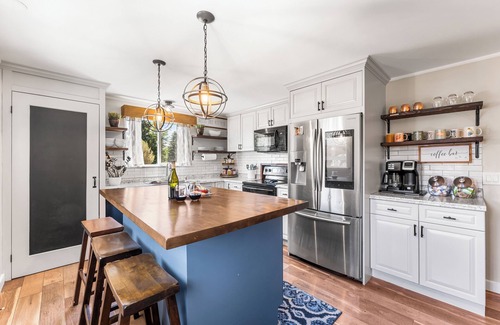 Columbine Maison | 25mins to Denver*Red Rocks*Hot Tub*2 Fire Pits, 1.5hrs to skiing, Pet Friendly