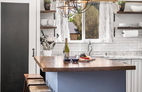 Columbine Maison | 25mins to Denver*Red Rocks*Hot Tub*2 Fire Pits, 1.5hrs to skiing, Pet Friendly