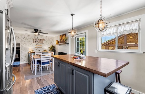 Columbine Maison | 25mins to Denver*Red Rocks*Hot Tub*2 Fire Pits, 1.5hrs to skiing, Pet Friendly