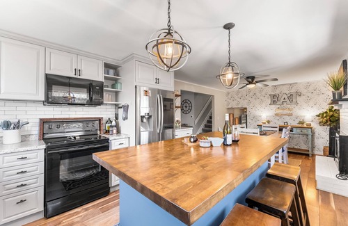 Columbine Maison | 25mins to Denver*Red Rocks*Hot Tub*2 Fire Pits, 1.5hrs to skiing, Pet Friendly