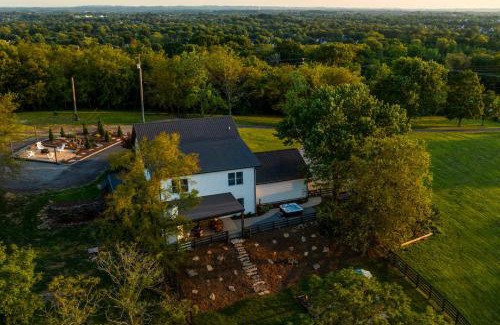 Thompson's Station Maison | 27 South - Large Lux Retreat With Hot Tub & Gameroom