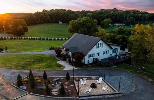 Thompson's Station Maison | 27 South - Large Lux Retreat With Hot Tub & Gameroom