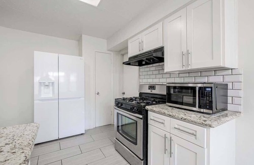 Spring Branch Central Maison | 2710 Cozy near IKEA Downtown Zoo 12 people