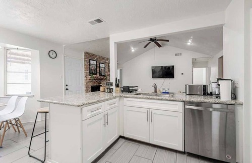 Spring Branch Central Maison | 2710 Cozy near IKEA Downtown Zoo 12 people