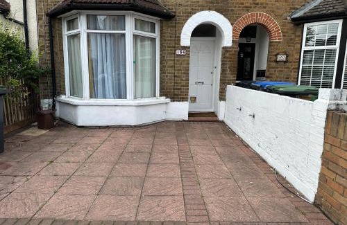 Enfield Lock Maison | 29 minits to airport and 29 mints to Liverpool st central London