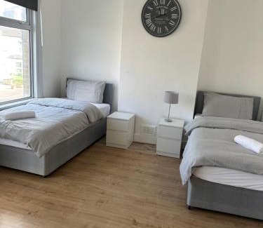 Enfield Lock Maison | 29 minits to airport and 29 mints to Liverpool st central London