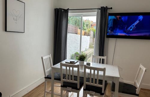 Enfield Lock Maison | 29 minits to airport and 29 mints to Liverpool st central London