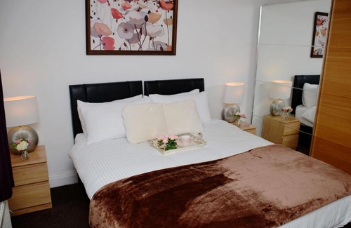 Stanwell Maison | (29EW-01) Dreams Serviced Accommodations- Staines/Heathrow