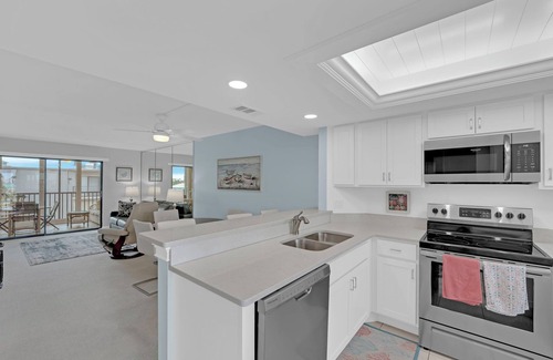 South Island Copropriété | 2B/2B Fairview Isles Condo, Walk to Beach, Heated Pool!
