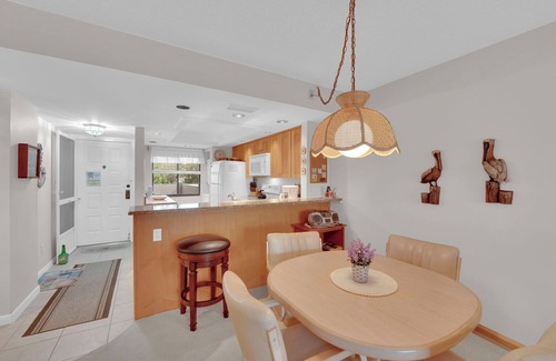 South Island Copropriété | 2B/2B Fairview Isles 123 Condo, Walk to Beach, Heated Pool!