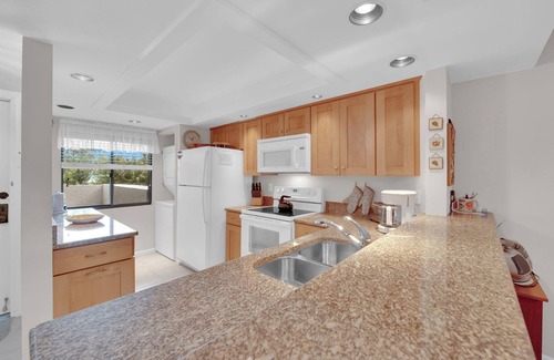 South Island Copropriété | 2B/2B Fairview Isles 123 Condo, Walk to Beach, Heated Pool!