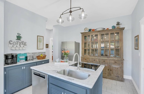 Bradenton Maison | 2b/2ba, HotTub, Walk To Shops, Dining! Beach Close! Wkly/Mo Discounts! Boat Opt!
