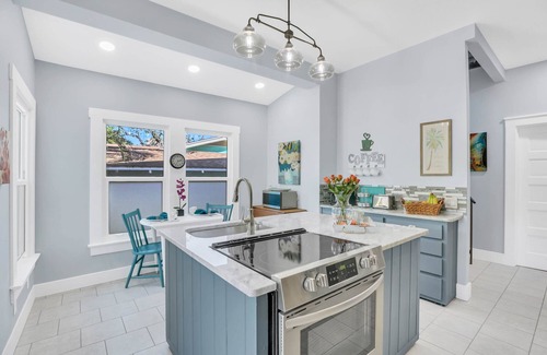 Bradenton Maison | 2b/2ba, HotTub, Walk To Shops, Dining! Beach Close! Wkly/Mo Discounts! Boat Opt!