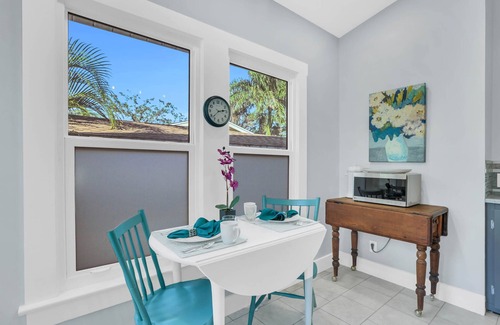 Bradenton Maison | 2b/2ba, HotTub, Walk To Shops, Dining! Beach Close! Wkly/Mo Discounts! Boat Opt!