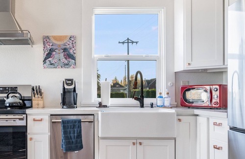 Hilltop Maison | 2b/Vintage/Full Kitchen/Office/Private deck with view of Mt. Rainier/Central DT