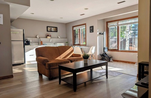 Northwest Calgary Maison | 2B1B comfortable suite