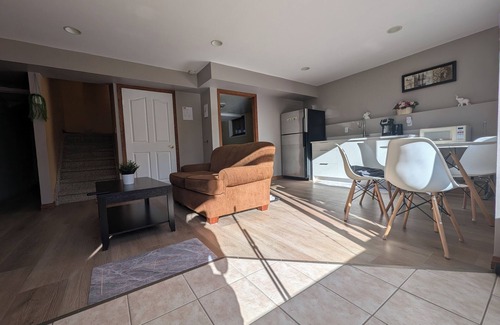 Northwest Calgary Maison | 2B1B comfortable suite