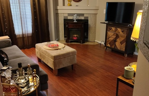 Green Valley Copropriété | 2b2b Condo in a gated community 10 mins from The Strip, 5 mins from the airport